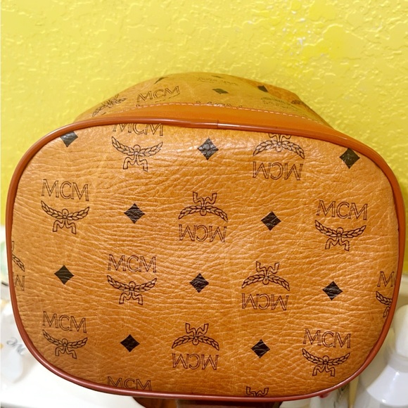 🛍️🛍️💫💫MCM Beautiful Authentic Made in Germany bucket shoulder bag. 🛍️🛍️💫 - Picture 3 of 16